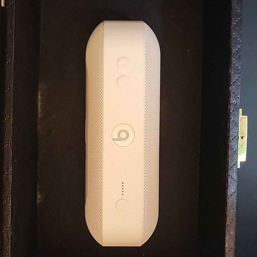 Brand New bariley used Beats Pill Bluetooth speaker. White speaker / white pouch
